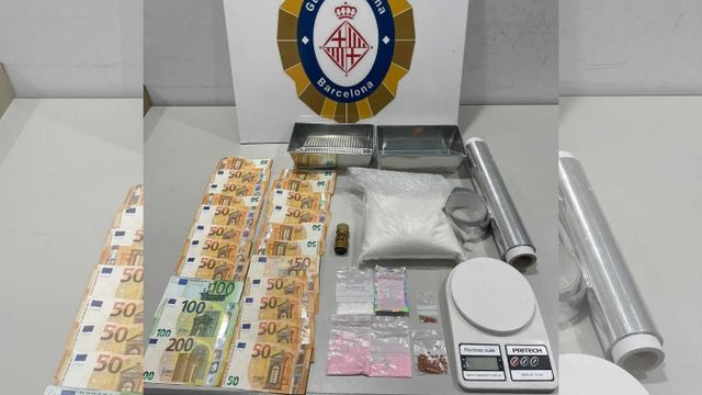 Sustancias y dinero en efectivo requisados al detenido por tráfico de drogas / GUARDIA URBANA