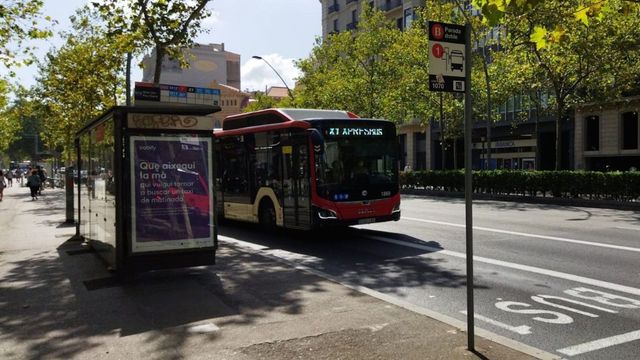 Un bus exprés X1 de TMB en la Gran Via / METRÓPOLI - JORDI SUBIRANA
