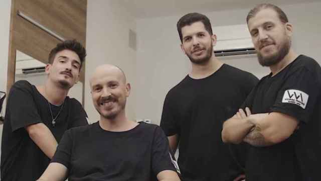 Vicenç Moretó, el peluquero de la selección (sentado) junto a los miembros de su equipo / VICENÇ MORETÓ