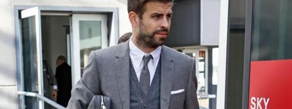 Gerard Piqué, amb vestit, durant un dels viatges amb el Barça / FCB