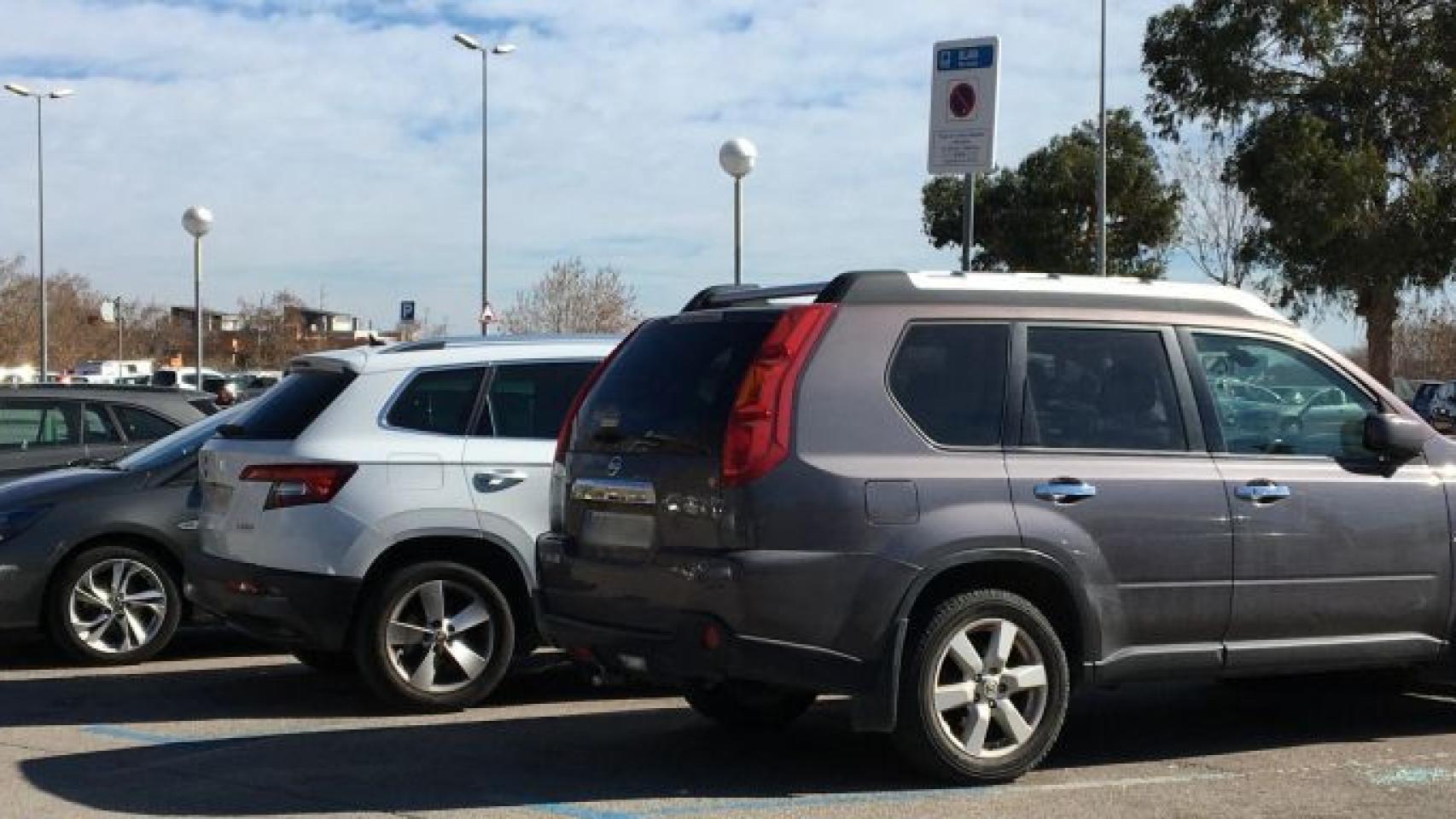 Turismos aparcados en una imagen de archivo