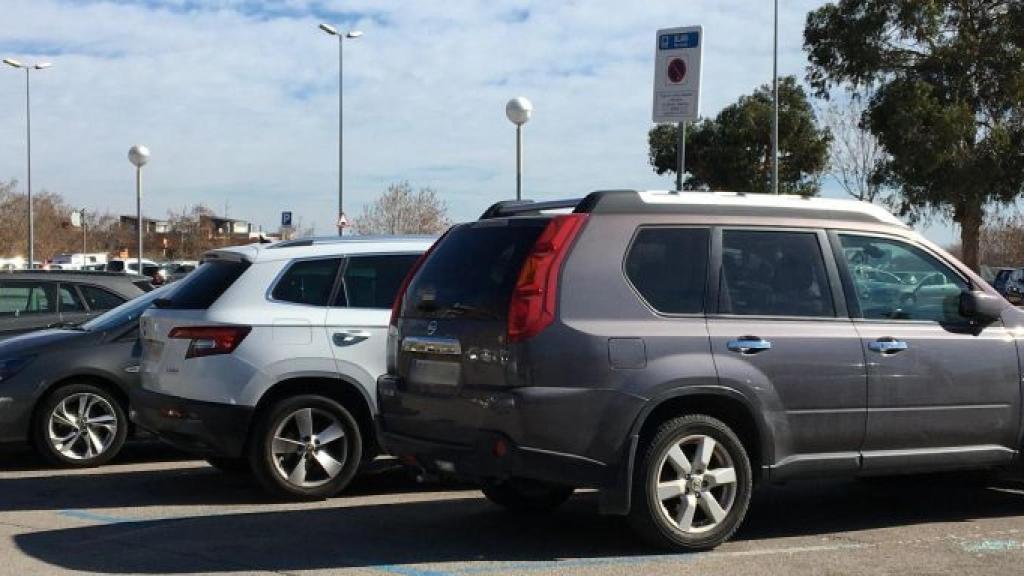 Turismos aparcados en zona azul en Trinitat Nova / METRÓPOLI - RP