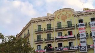 Manifestación delante de la finca Casa Orsola / VEÏNES CASA ORSOLA