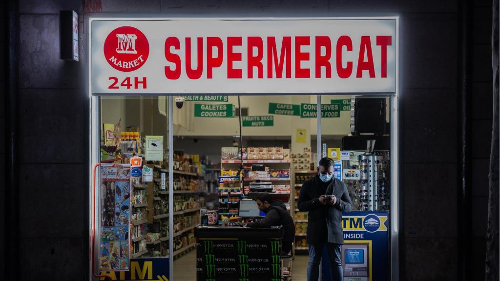 Un supermercado 24 horas en Barcelona en una imagen de archivo