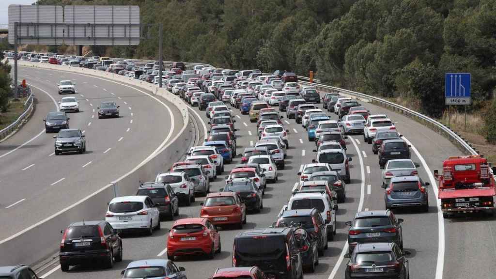 Tráfico en Barcelona en una imagen de archivo  / ARCHIVO