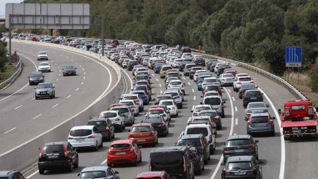 Tráfico en Barcelona en una imagen de archivo  / ARCHIVO