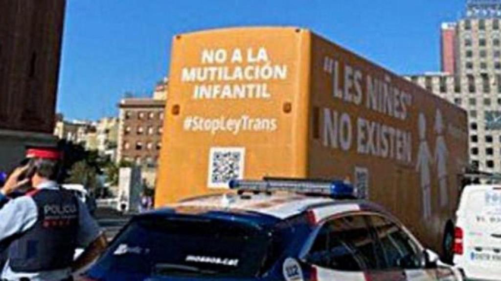 Els Mossos aturen el bus de Hazte Oír a la plaça d'Espanya / MOSSOS D'ESQUADRA