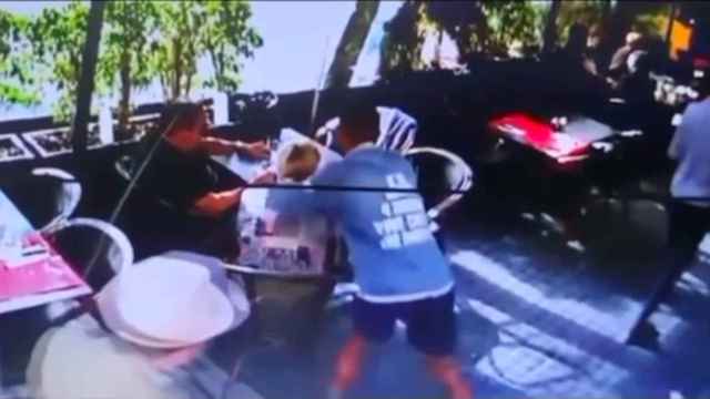 Imagen del ladrón que le arranca del cuello la cadena de oro a la víctima / CEDIDA