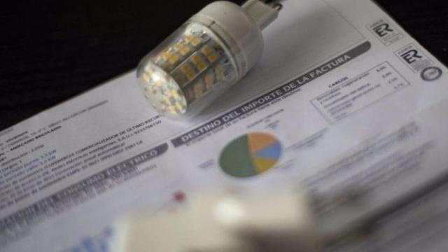 Una factura de la luz y una bombilla / EUROPA PRESS