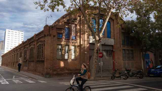 El espacio donde se está construyendo un nuevo tanatorio en el barrio de Sants / EUROPA PRESS - David Zorrakino