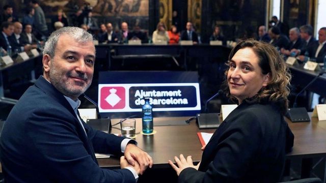 El primer teniente de alcalde de Barcelona, Jaume Collboni, junto a la alcaldesa, Ada Colau / EFE