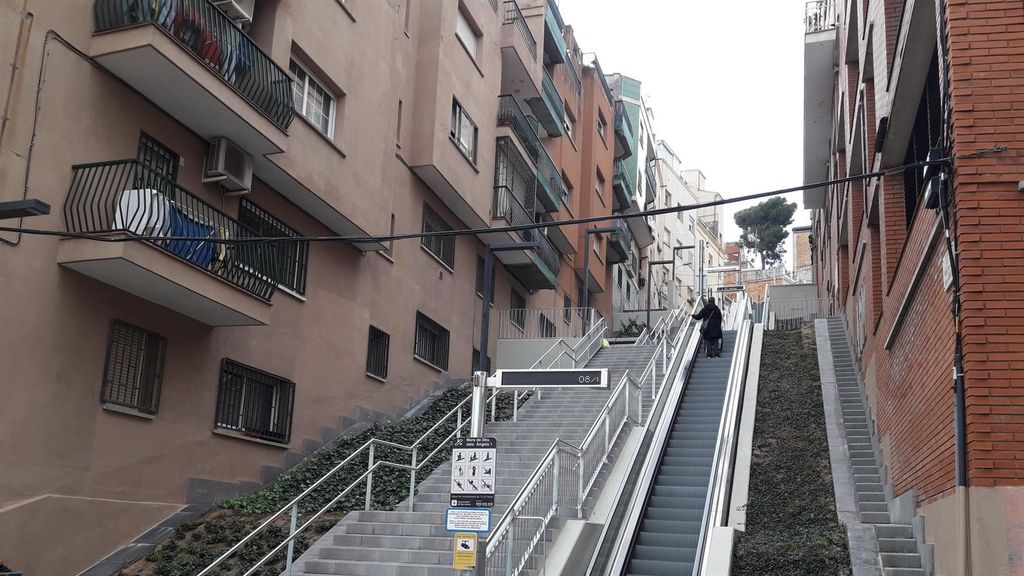 Escaleras mecánicas en la calle Mare de Déu dels Àngels de Barcelona / @BCN_HG