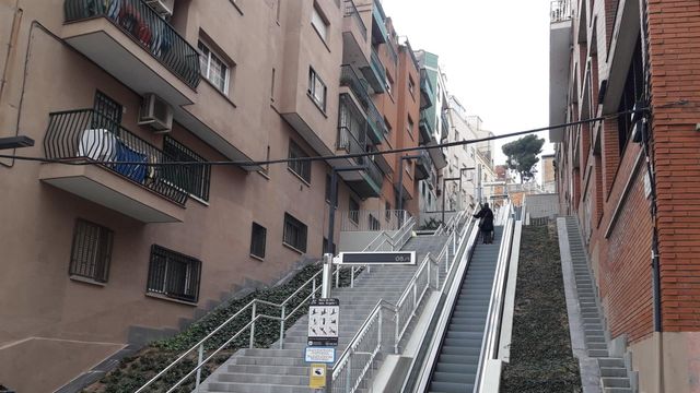 Escaleras mecánicas en la calle Mare de Déu dels Àngels de Barcelona / @BCN_HG