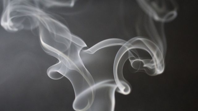 Imagen ilustrativa del humo de un cigarrillo convencional
