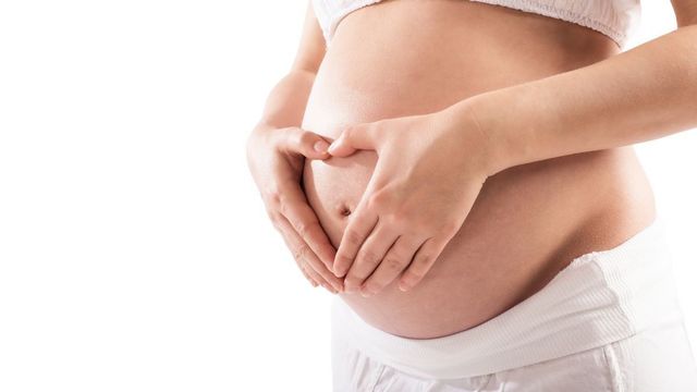 Una mujer embarazada. La gestación acelera el corazón / QUIRÓNSALUD
