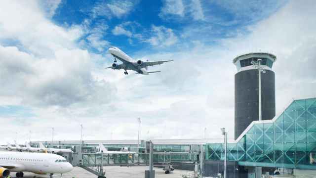 Un avión en el Aeropuerto de Barcelona-El Prat / AENA