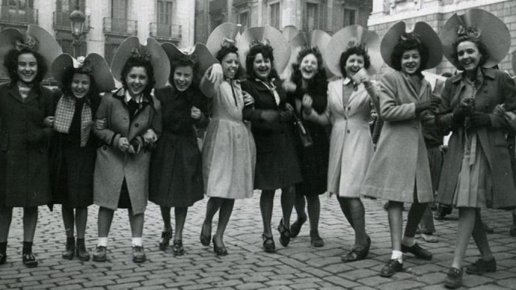 Modistas celebrando el día de su patrona, Santa Llúcia, en 1944