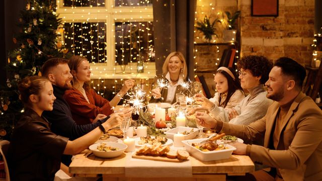 Una familia durante una cena navideña / PEXELS
