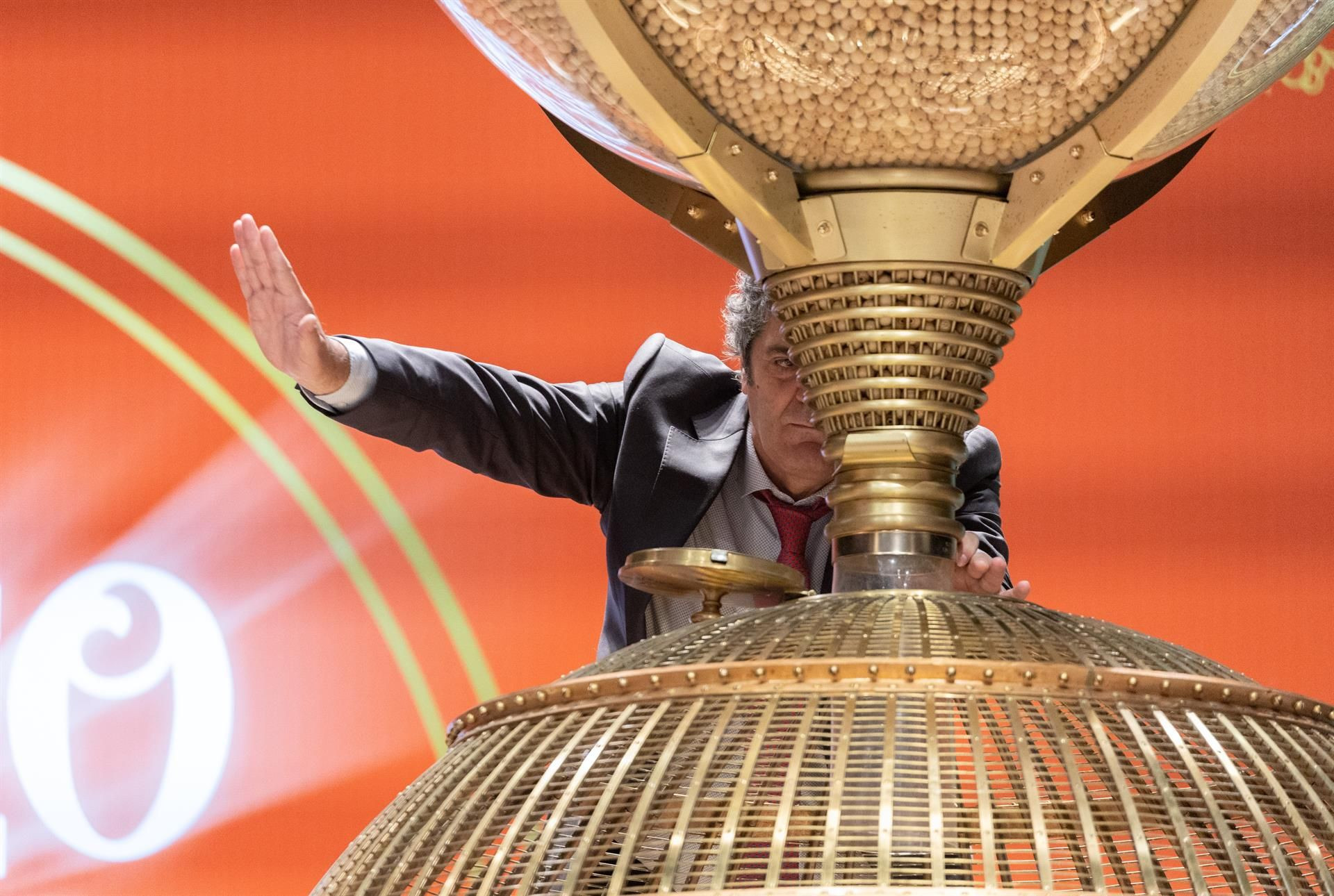 Un hombre prepara los bombos para dar comienzo al Sorteo Extraordinario de la Lotería de Navidad 2022 / EUROPA PRESS - Eduardo Parra