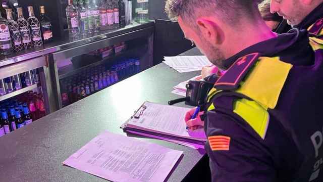 La Guardia Urbana sancionando una discoteca de Barcelona / EUROPA PRESS