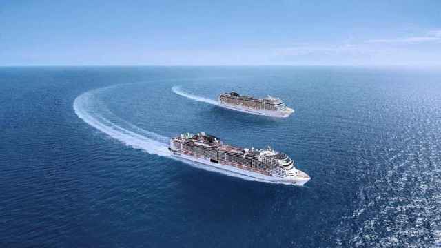 Dos cruceros de MSC navegando por el mediterráneo