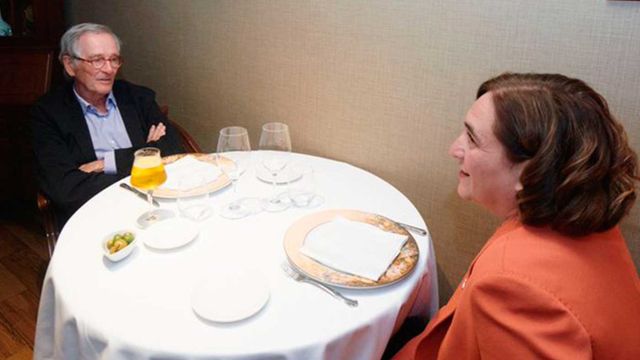 Xavier Trias y Ada Colau, en una comida en un restaurante de Barcelona / JXCAT