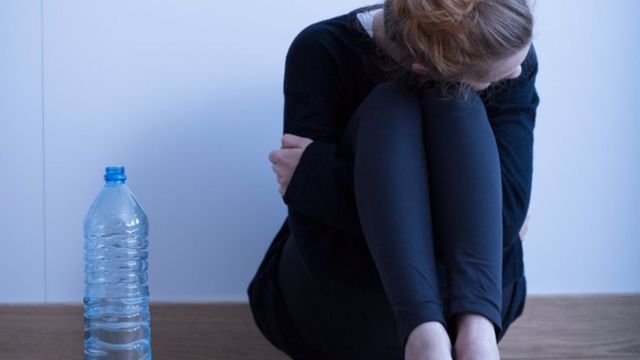 Una paciente con anorexia y bulimia en una imagen de archivo / ISTOCK