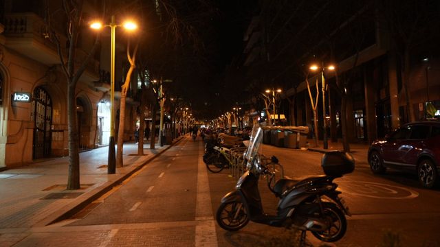 La calle de Tuset, donde se encuentra la discoteca Sutton, donde presuntamente Alves violó a una chica / LUIS MIGUEL AÑÓN