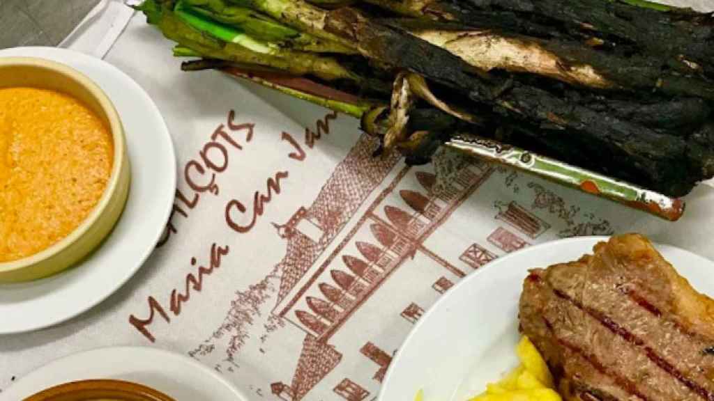 Calcots amb carn a la brasa de la masia Can Jané