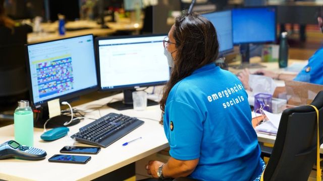 Una trabajadora de los servicios sociales de Barcelona en una imagen de archivo / AJUNTAMENT DE BARCELONA