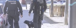 Dos agentes de la Unidad Canina de la Policía Municipal de Sabadell / AJUNTAMENT DE SABADELL