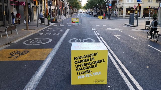 Corte al tráfico en la calle de Sants / AJ BCN