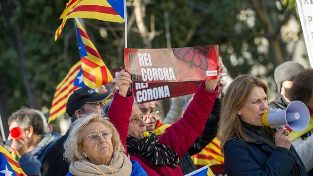 Una mujer sujeta el cartel 'Ni rey ni corona' durante una concentración contra la visita del Rey Felipe VI a Barcelona organizada por Asamblea Nacional Catalana (ANC) / EUROPA PRESS