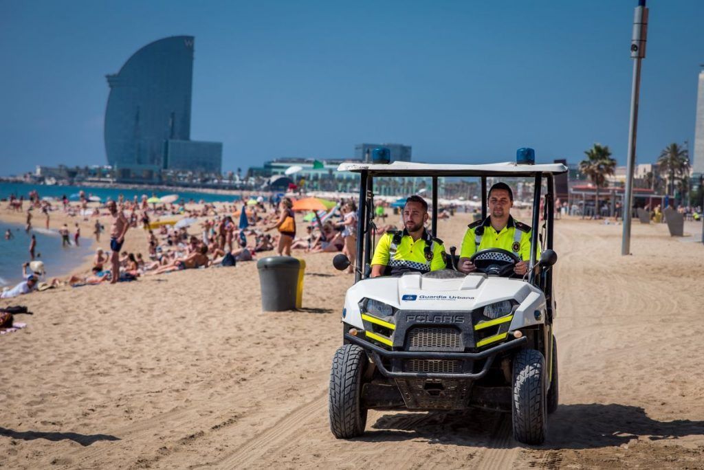 Així és el kit bàsic que repartirà la Guàrdia Urbana a les platges de Barcelona en cas de robatori