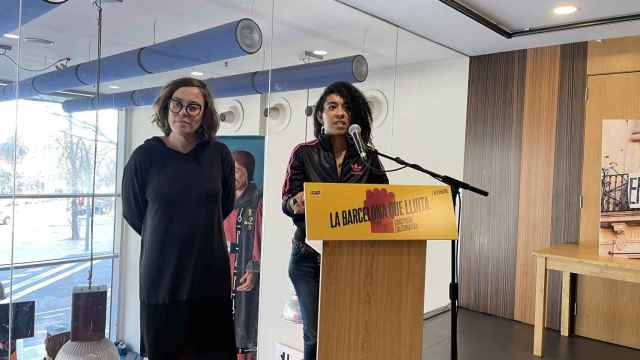 La portavoz de la CUP en el Parlament, Euàlia Reguant, y la diputada de la CUP en el Parlament y candidata del aprtido a la alcaldía de Barcelona, Basha Changue