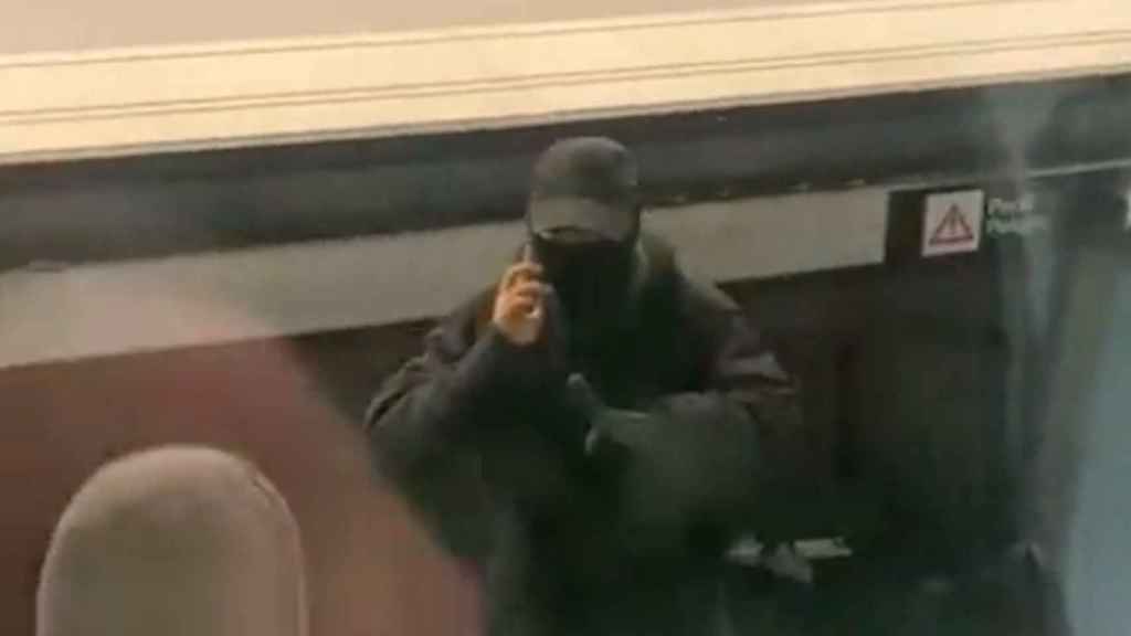 Una banda de graffiteros pintant el metro de Barcelona / TWITTER