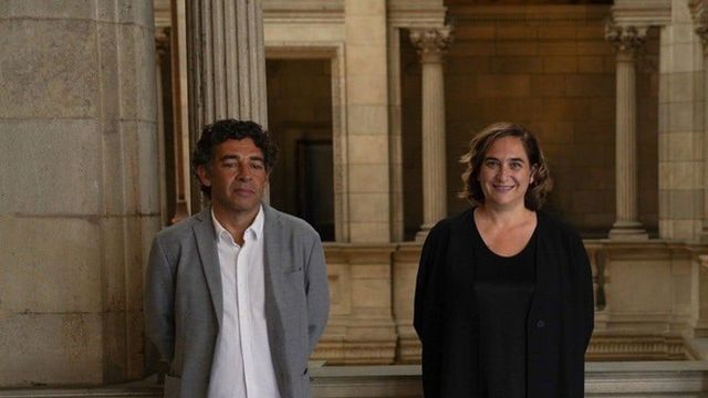 El síndic de Greuges de Barcelona, David Bondia, junto a la alcaldesa, Ada Colau / AJ BCN