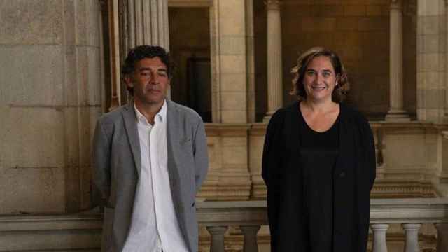 El síndic de Greuges de Barcelona, David Bondia, junto a la alcaldesa, Ada Colau / AJ BCN