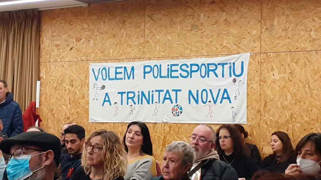 Pancarta reivindicativa per reclamar un poliesportiu a Trinitat Nova