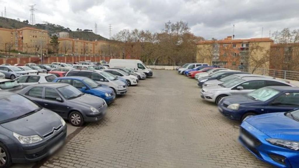 Vehicles estacionats en una de les parcel·les que formen part del triangle d'Aiguablava