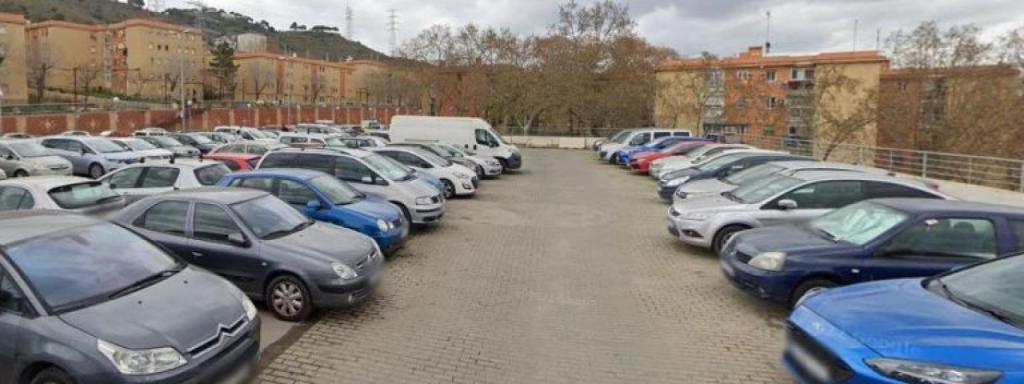 Vehicles estacionats en una de les parcel·les que formen part del triangle d'Aiguablava / MAPS