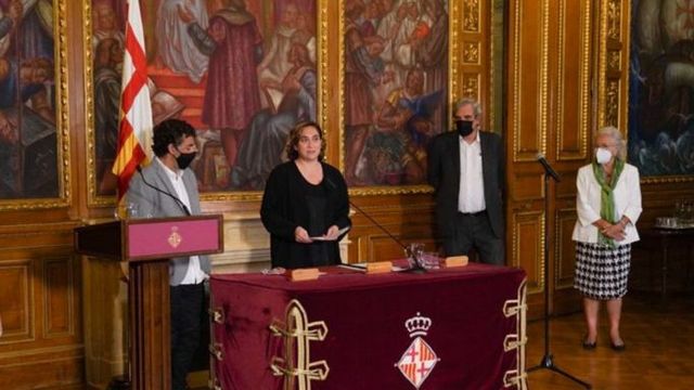 La alcaldesa de Barcelona, Ada Colau, y el síndic de Greuges de Barcelona, David Bondia, en la toma de posesión de éste como líder de la Sindicatura / AJ BCN