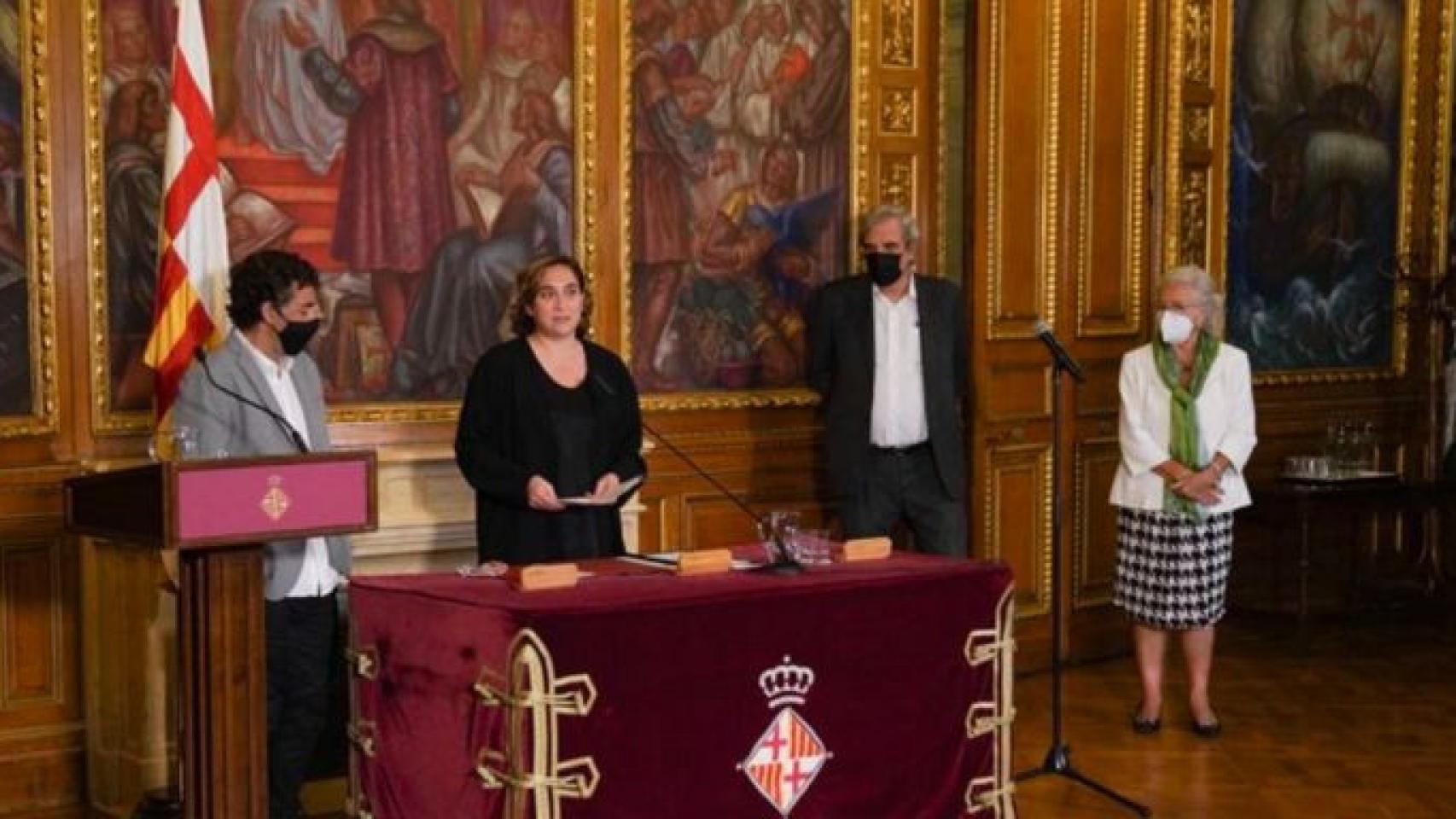 La alcaldesa de Barcelona, Ada Colau, y el síndic de Greuges de Barcelona, David Bondia, en la toma de posesión de éste como líder de la Sindicatura / AJ BCN