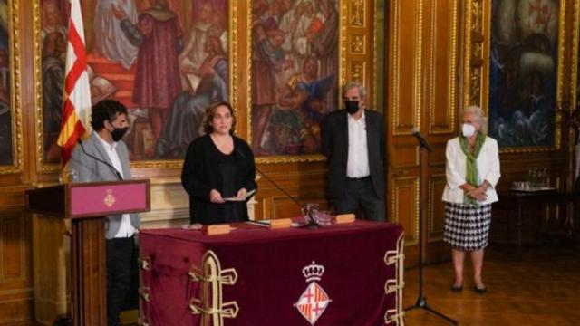 La alcaldesa de Barcelona, Ada Colau, y el síndic de Greuges de Barcelona, David Bondia, en la toma de posesión de éste como líder de la Sindicatura / AJ BCN