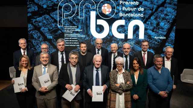 Representantes de la sociedad civil, junto a los candidatos a la alcaldía de Barcelona, en la Llotja de Mar / EP