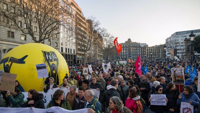 Miles de personas se manifiestan en Barcelona contra el Hard Rock, la B-40 y la ampliación del aeropuerto / LORENA SOPENA -EUROPA PRESS