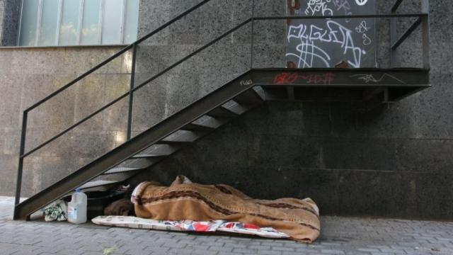 Objetos de una persona que vive en situación de sinhogarismo en Barcelona / ARRELS
