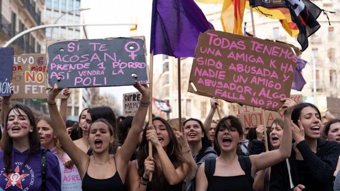 Estudiantes protestan en la manifestación estudiantil del 8M de 2023