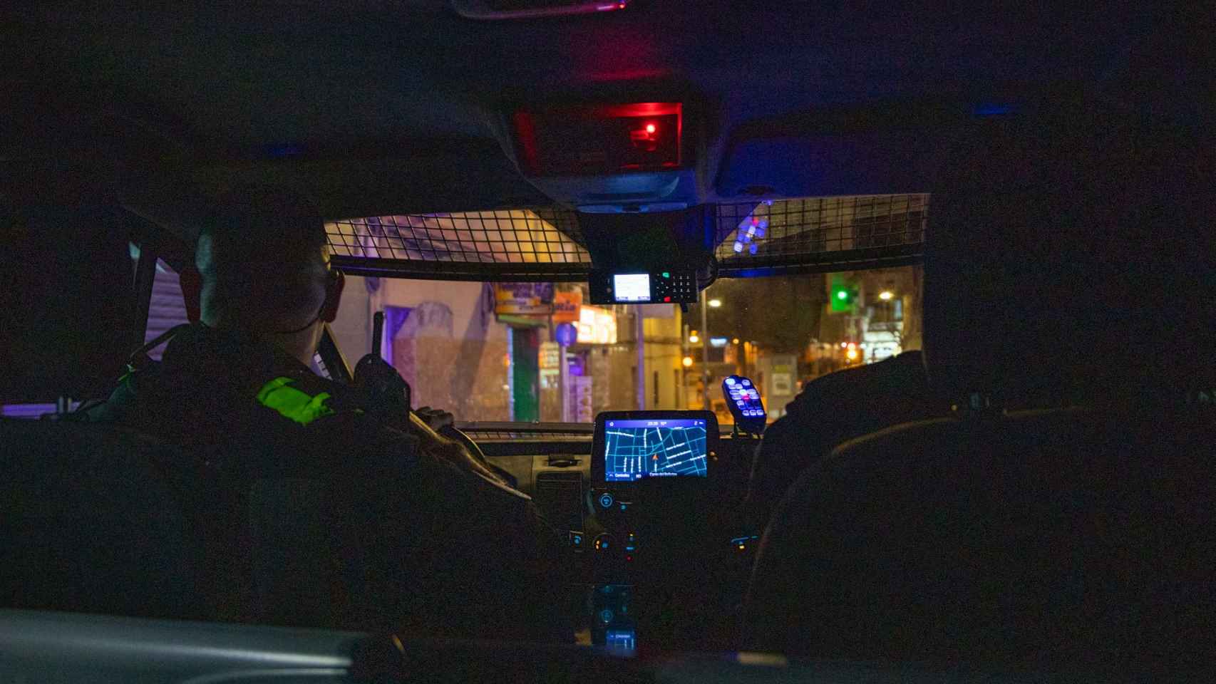 Agentes de la USIR de la Policía Local de Santa Coloma conducen la furgoneta
