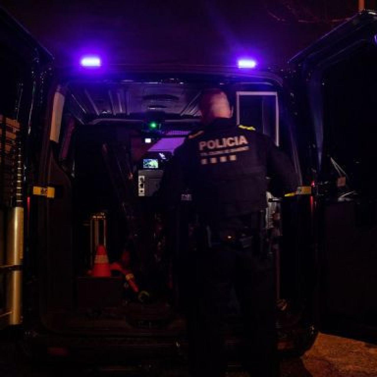 Agents de la USIR de la Policia Local a la furgoneta